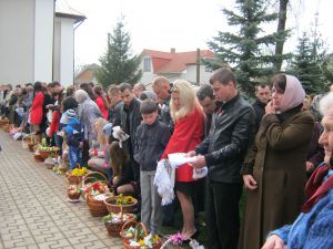 Молитву на гробках перенесуть на Зелені свята